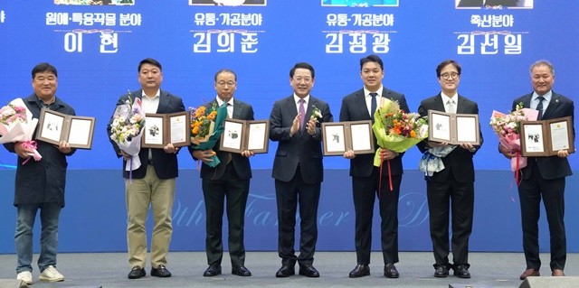 김영록 전라남도지사가 11일 영암실내체육관에서 열린 ‘제30회 농업인의 날 기념행사’에 참석해 농업발전 유공자에게 표창장을 수여한 뒤 기념촬영을 하고 있다.