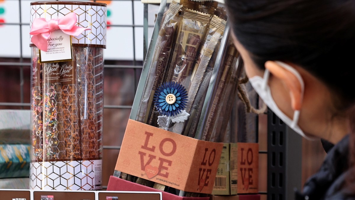 한 편의점에서 시민이 막대 과자를 고르고 있는 모습. / 뉴스1