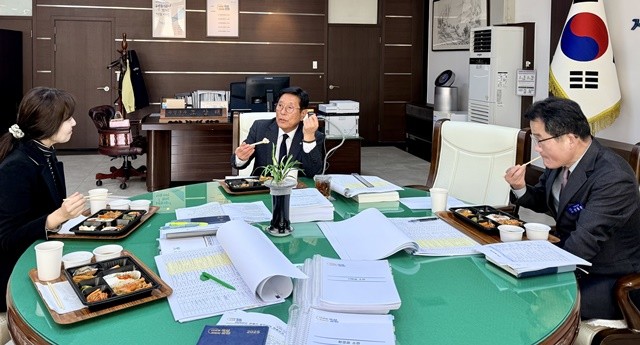 조상래 곡성군수와 군 관계자들이 도시락 회의를 하며, 2026년 예산안을 검토하고 있다.