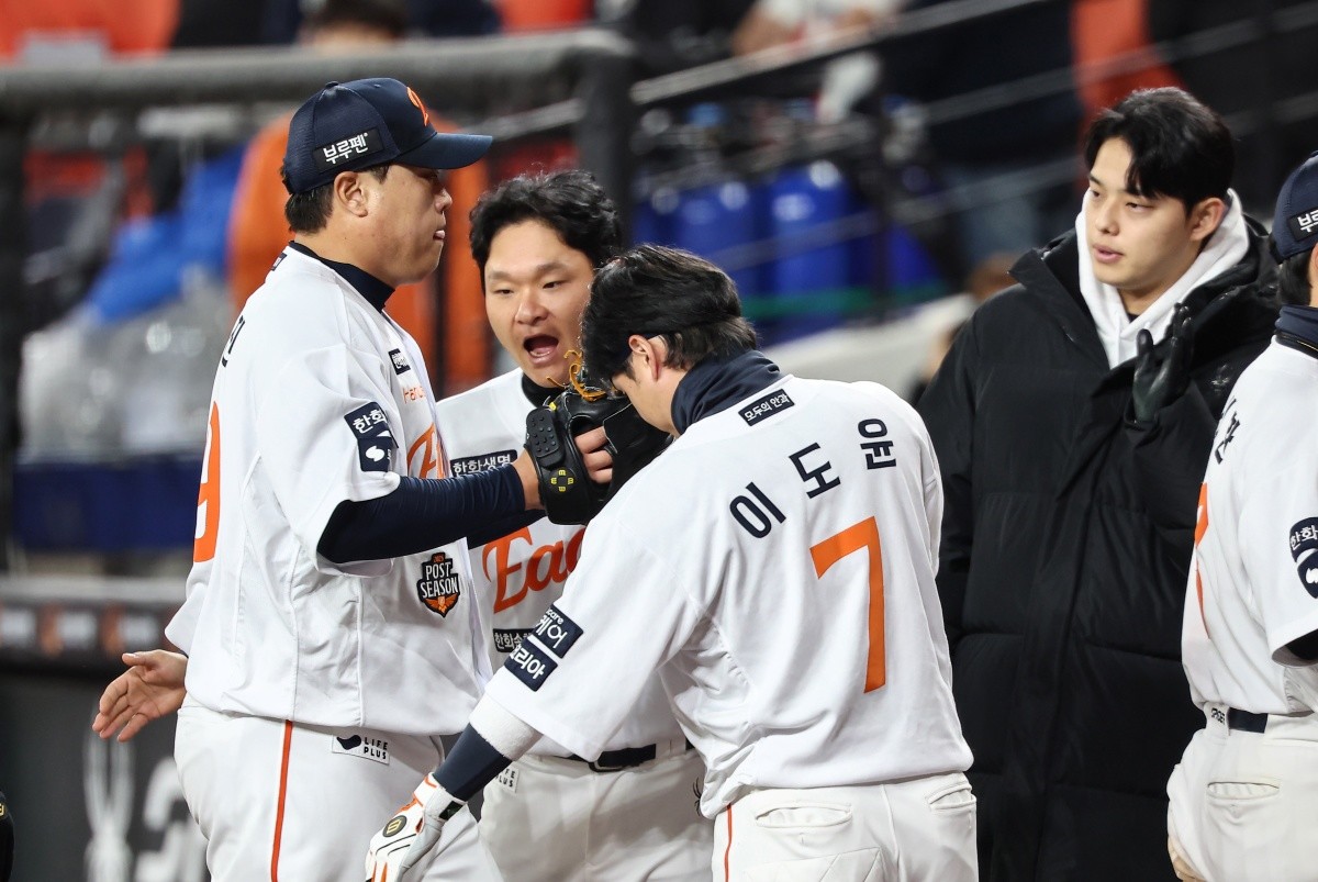 지난달 31일 대전 한화생명볼파크에서 열린 프로야구 2025 신한 SOL뱅크 KBO 포스트시즌 한국시리즈 5차전 LG 트윈스와 한화 이글스의 경기, 한화 류현진이 8회초를 무실점으로 마치고 더그아웃으로 향하고 있다.  / 뉴스1