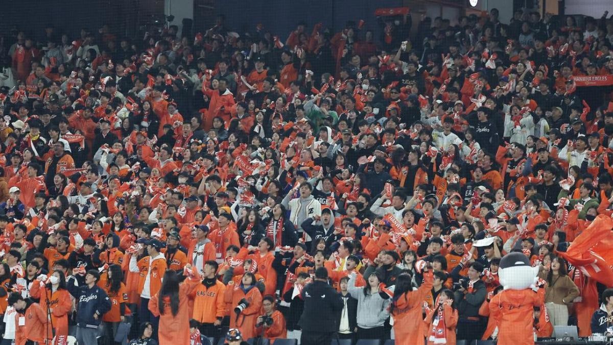 지난달 31일 대전 한화생명볼파크에서 열린 프로야구 2025 신한 SOL뱅크 KBO 포스트시즌 한국시리즈 5차전 LG 트윈스와 한화 이글스의 경기, 한화 응원단이 응원을 펼치고 있다. / 뉴스1