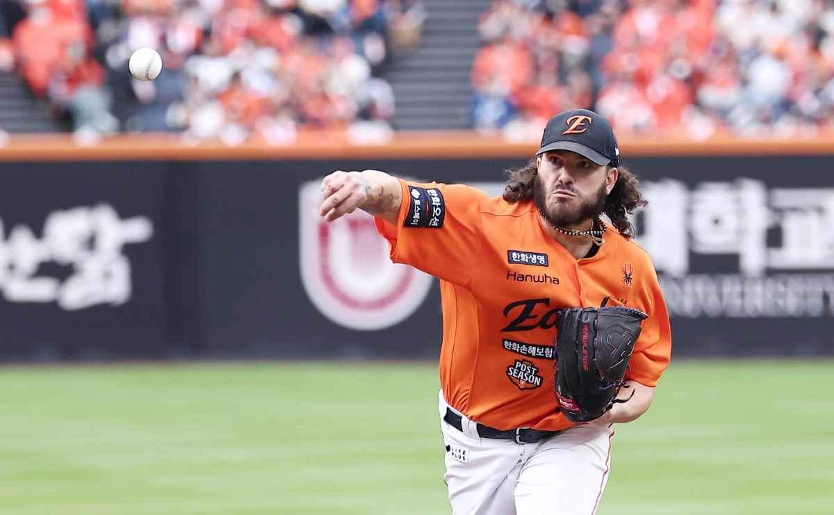 지난달 18일 대전 한화생명볼파크 열린 프로야구 2025 신한 SOL뱅크 KBO 플레이오프 1차전 삼성 라이온즈와 한화 이글스의 경기, 한화 선발 코디 폰세가 역투하고 있다. / 뉴스1