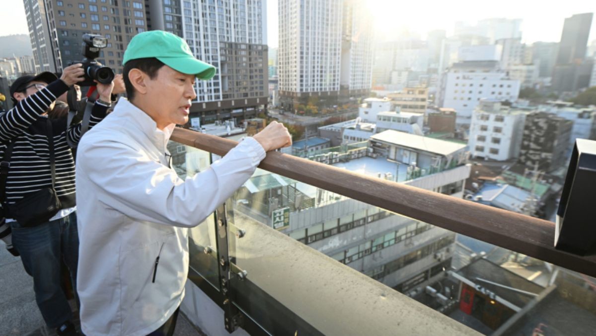 지난 7일 오세훈 서울시장이 서울 종로구 세운상가 옥상정원에서 세운4구역 현장을 내려다보고 있다. / 서울시