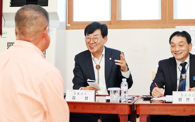 김성 장흥군수가 군민과 대화를 하고 있다.