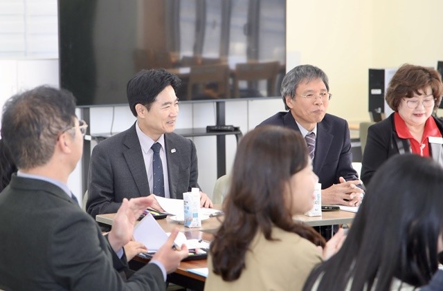 김대중 전남교육감과 삼기초 교육가족들이 11일 학교 공동교육과정 운영 내실화를 주제로 한 차담회를 진행하고 있다.