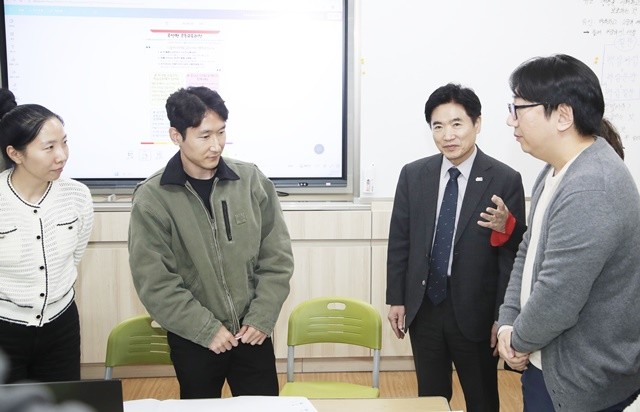 김대중 전남교육감과 삼기초 교사들이 ‘곡성형 공동교육과정’ 운영과 관련해 의견을 나누고 있다.