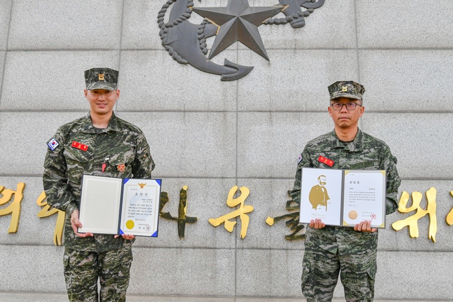 국민의 생명을 지켜낸 해병대 교육훈련단 부사관들(좌측부터 김건형 상사, 김용희 상사) / 부대 제공