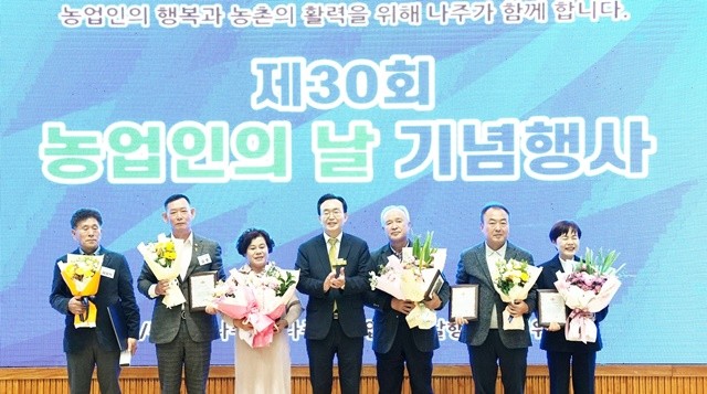 윤병태 시장(가운데)이 지역 농업 발전에 기여한 농업인들에게 표창을 수여했다.