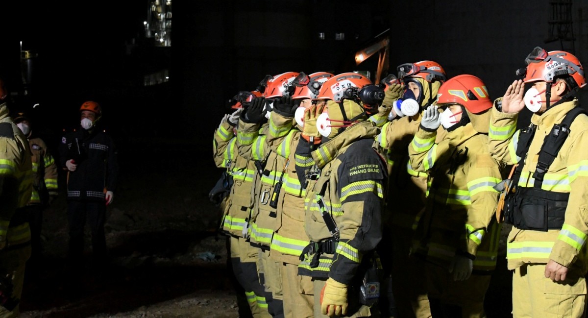 12일 오전 울산화력발전소 붕괴 현장에서 수습된 매몰자를 병원으로 이송하기에 앞서 구조대원들이 도열해 거수경례를 하고 있다. / 소방청 제공. 뉴스1