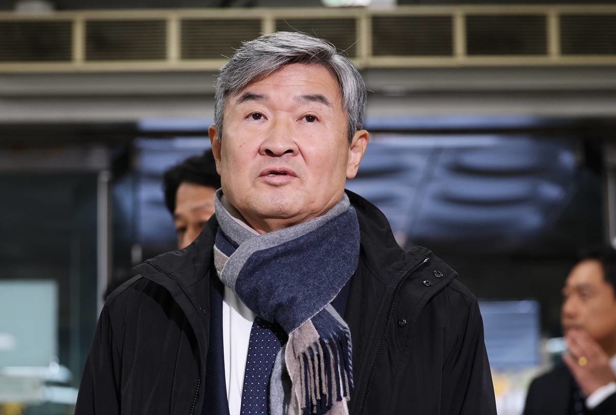 12·3 비상계엄 사태에 연루된 조태용 전 국가정보원장이 지난 11일 오전 서울 서초구 서울중앙지방법원에서 열린 구속 전 피의자 심문(영장실질심사)에 출석하며 짧은 심경을 밝히고 있다. 조 전 원장은 국가정보원법상 정치관여금지 위반, 직무유기, 위증, 증거인멸, 허위공문서 작성 및 허위작성공문서 행사, 국회에서의 증언·감정 등에 관한 법률 위반 등 혐의를 받는다 / 뉴스1