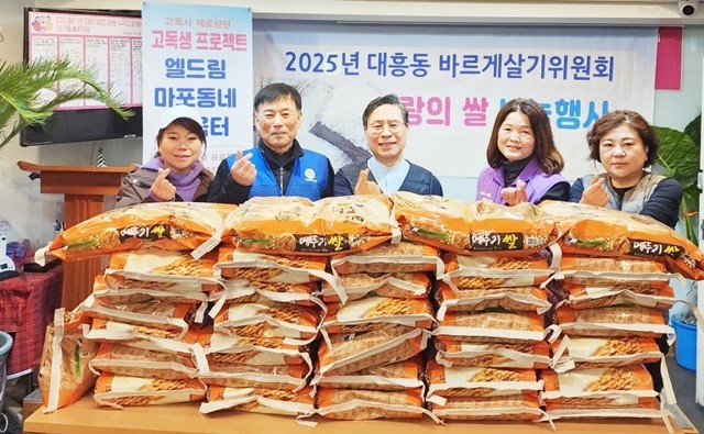 김금순 위원장, 나귀환 회장, 장헌일 목사, 김순영 동장, 김나영 사무장(왼쪽부터)이 기념촬영을 하고 있다.