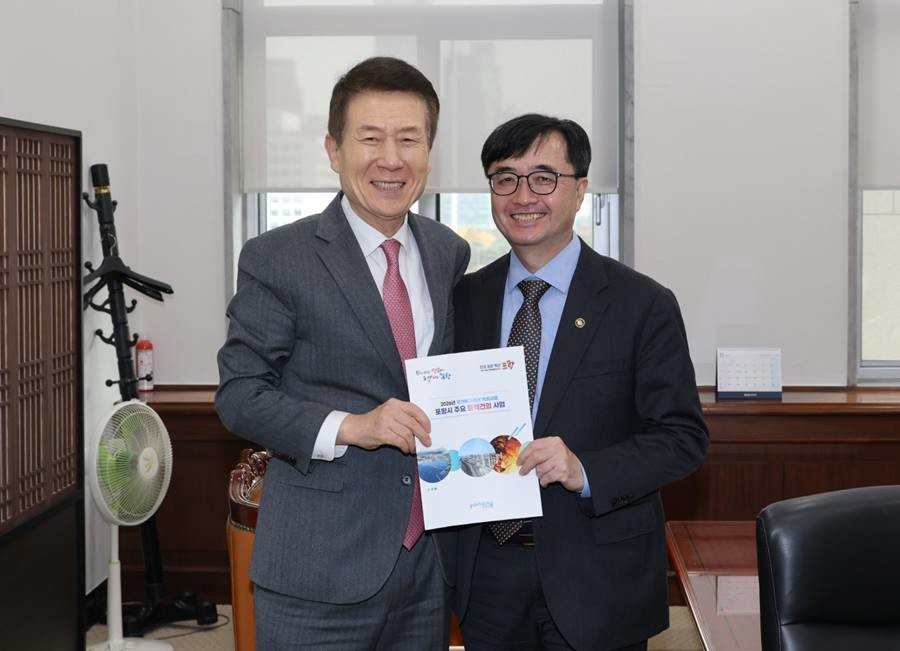 왼쪽부터 이강덕 포항시장, 임기근 기재부 제2차관.