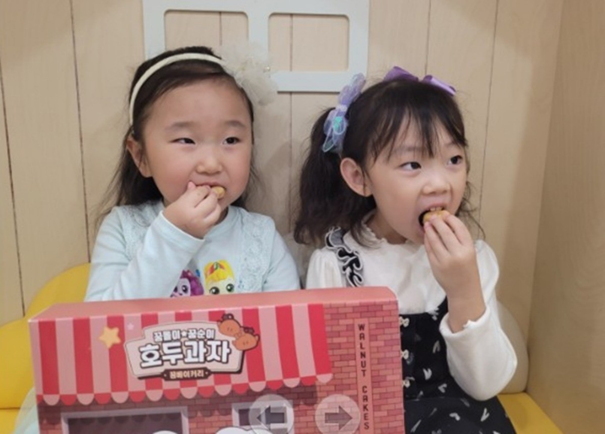 꿈돌이 호두과자를 먹고 있는 아이들. / 대전시 제공