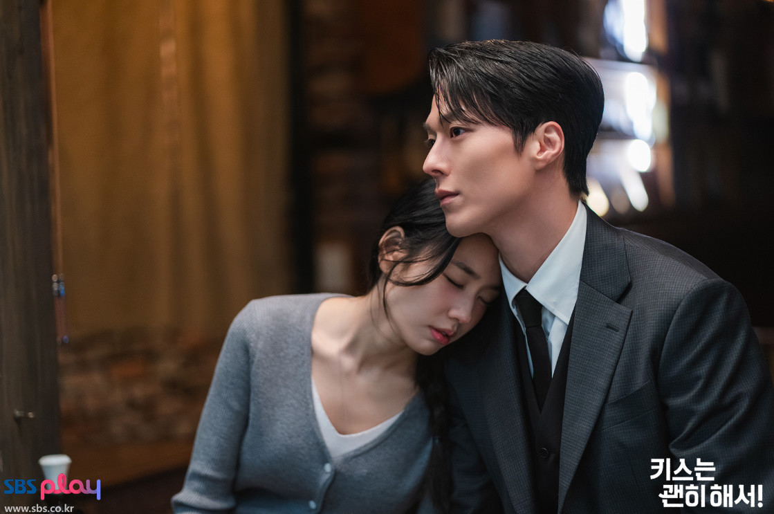드라마 '키스는 괜히 해서!' 주연 배우 안은진과 장기용  / SBS
