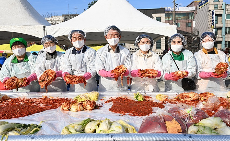 김동근 시장이 11월 11일 ‘제20회 김장나누기 행복곱하기’ 행사에서 참여자들과 기념사진을 찍고 있다