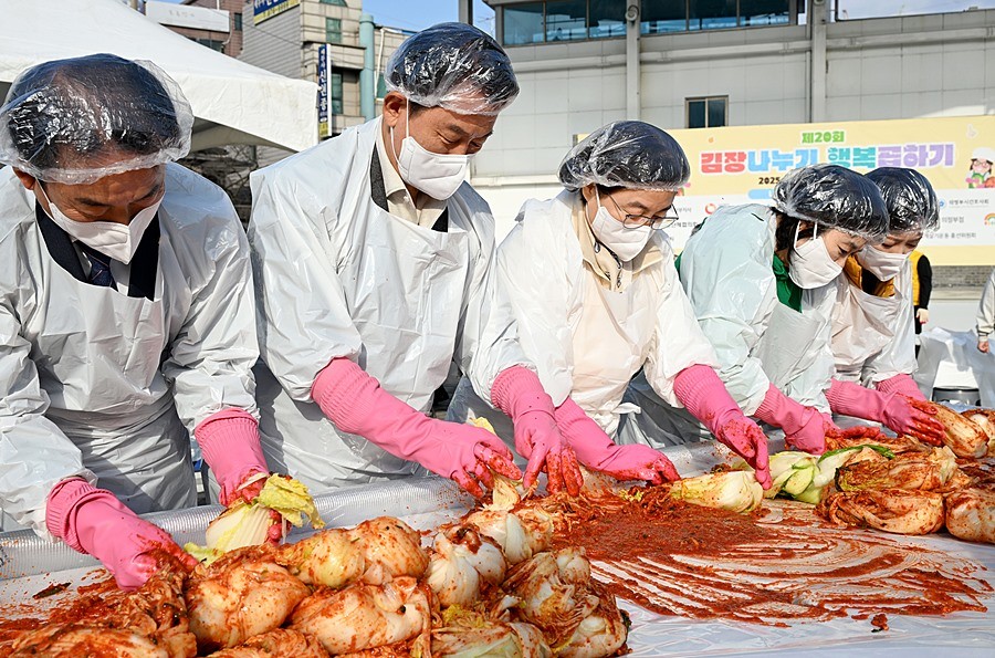 김동근 시장이 11월 11일 ‘제20회 김장나누기 행복곱하기’ 행사에서 부인 김경희 여사와 함께 김장을 담그고 있다