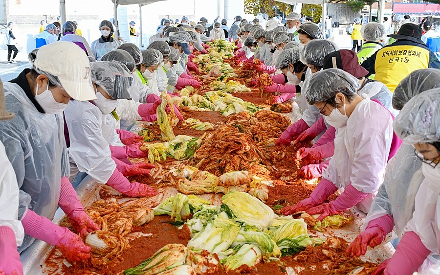 1월 11일 시청 앞 예총 광장에서 진행된 ‘제20회 김장나누기 행복곱하기’ 모습