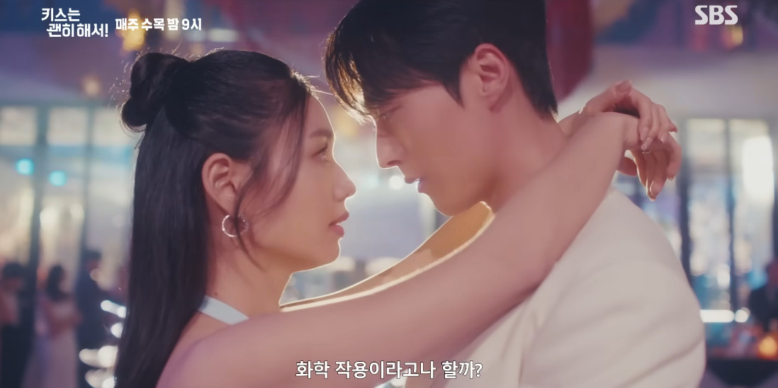 로맨스 연기를 선보이는 안은진과 장기용 / SBS