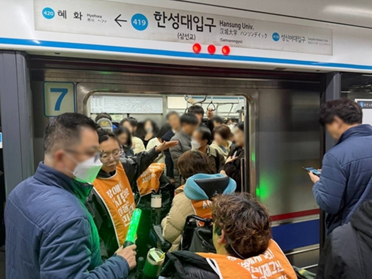 12일 서울지하철 4호선 한성대입구역에서 탑승 시위를 벌인 전국장애인차별철폐연대(전장연) / 전장연 제공-연합뉴스