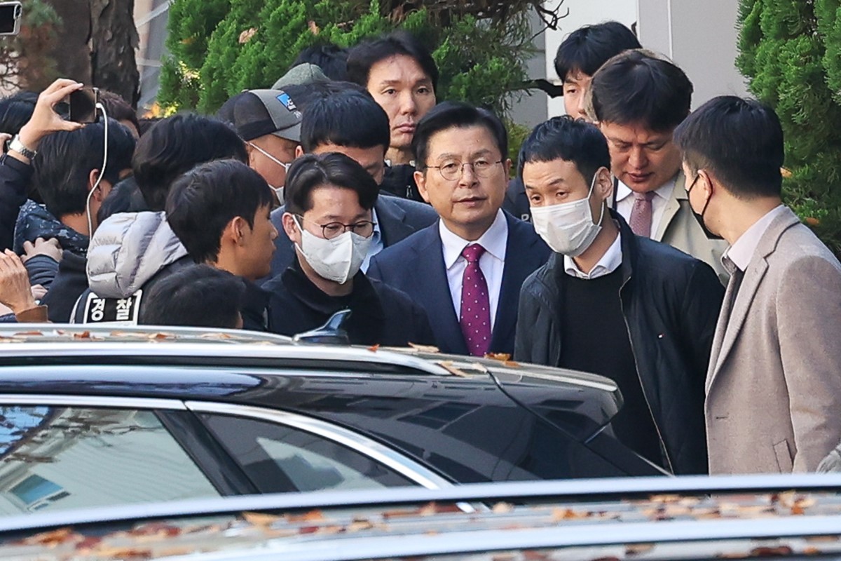 황교안 전 국무총리가 12일 오전 서울 용산구 자택에서 내란 선전·선동 혐의 관련 내란특검팀에 의해 체포, 이송되고 있다.     내란 특검팀은 황교안 전 총리가 지난해 윤석열 전 대통령의 비상계엄 선포 당일 페이스북에 계엄을 지지하는 게시물을 올려 내란 선전·선동에 가담했다는 의혹을 수사하고 있다.    / 뉴스1