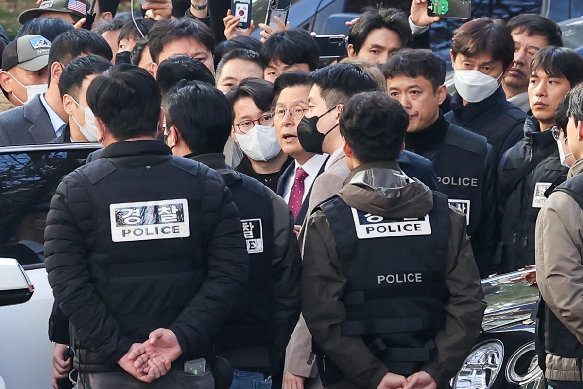 황교안 전 국무총리가 12일 오전 서울 용산구 자택에서 내란 선전·선동 혐의 관련 내란특검팀에 의해 체포, 이송되고 있다.     내란 특검팀은 황교안 전 총리가 지난해 윤석열 전 대통령의 비상계엄 선포 당일 페이스북에 계엄을 지지하는 게시물을 올려 내란 선전·선동에 가담했다는 의혹을 수사하고 있다.    / 뉴스1