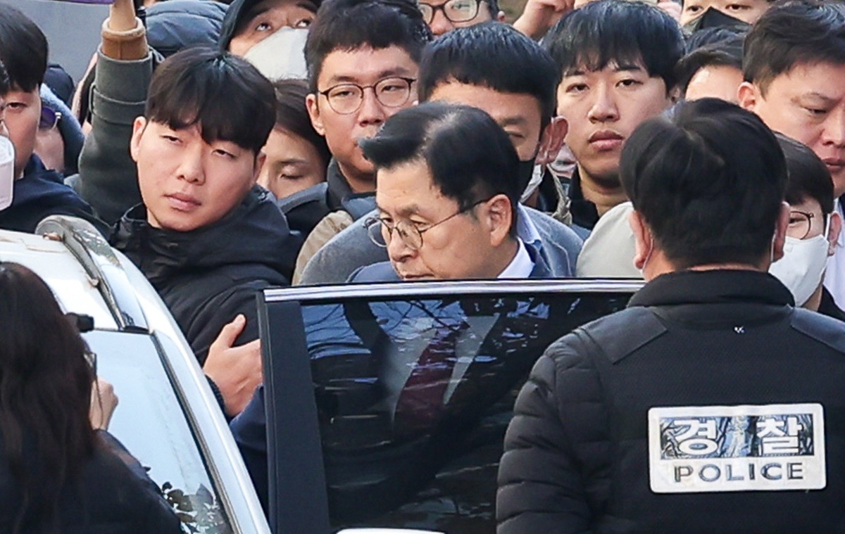 황교안 전 국무총리가 12일 오전 서울 용산구 자택에서 내란 선전·선동 혐의 관련 내란특검팀에 의해 체포, 이송되고 있다.     내란 특검팀은 황교안 전 총리가 지난해 윤석열 전 대통령의 비상계엄 선포 당일 페이스북에 계엄을 지지하는 게시물을 올려 내란 선전·선동에 가담했다는 의혹을 수사하고 있다.    / 뉴스1