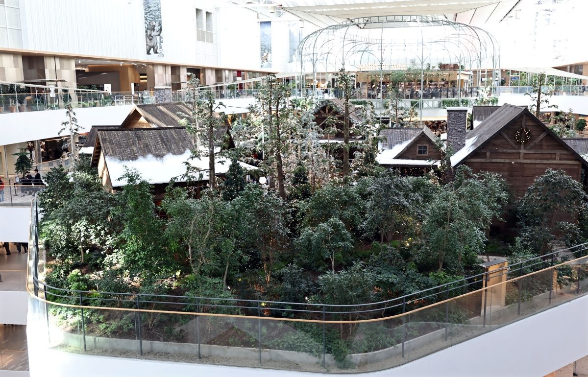 서울 영등포구 더현대 서울의 사운즈 포레스트 H빌리지에 마련된 해리의 크리스마스 공방 모습.  / 연합뉴스