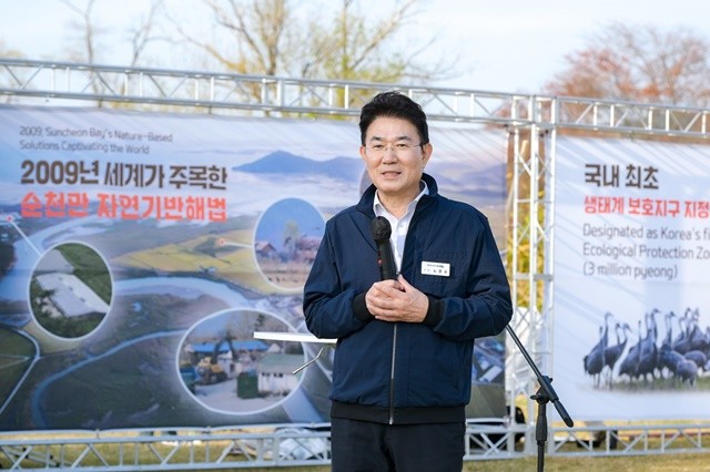 지난 6일 순천만 안풍들에서 열린 전봇대 철거에 앞서 노관규 순천시장이 인사말을 하고 있다.