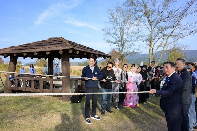 지난 6일 순천만 안풍들에서 전봇대 철거 줄다리기를 하고 있다.