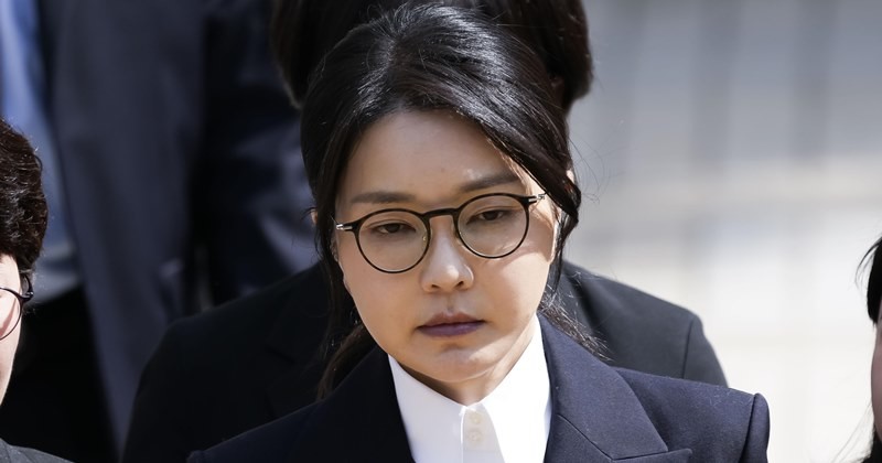 윤석열 전 대통령 부인 김건희 여사가 지난 8월 서울 서초구 서울중앙지법에서 열린 구속 전 피의자 심문(영장실질심사)를 마치고 나오고 있다. / 뉴스1