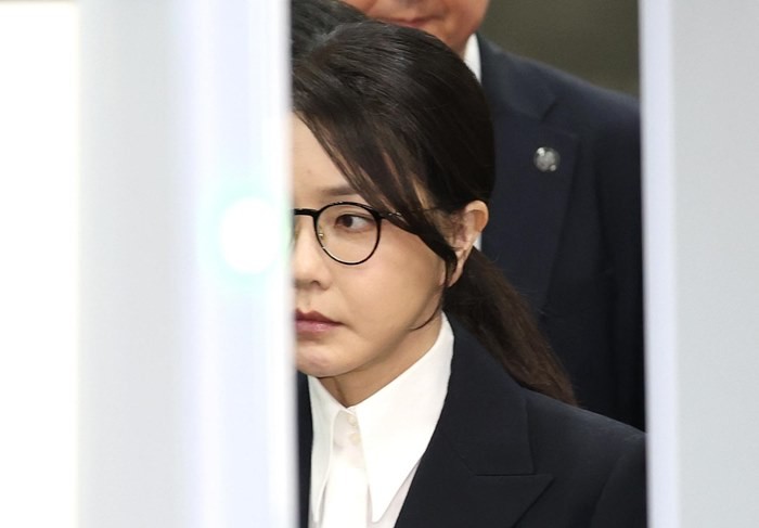 지난 8월 김건희 여사가 서울 서초구 서울중앙지방법원에서 자본시장법과 알선수재, 정치자금법 위반 혐의에 대한 구속 전 피의자 심문(영장실질심사)을 마치고 법정을 나서고 있다. / 뉴스1