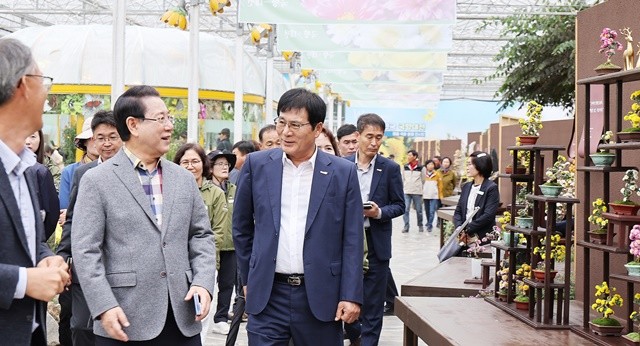 함평 국향대전능 방문한 김영록 전남도지사가 이상익 함평군수와 함께 명품국화분재 전시관을 관람하고있다.
