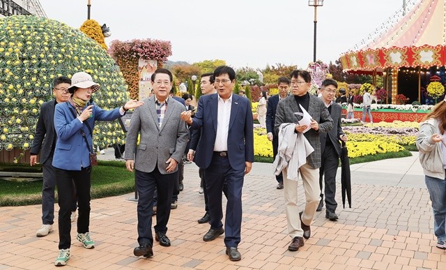 함평 국향대전능 방문한 김영록 전남도지사가 이상익 함평군수와 함께 축제장을 둘러보고 있다.