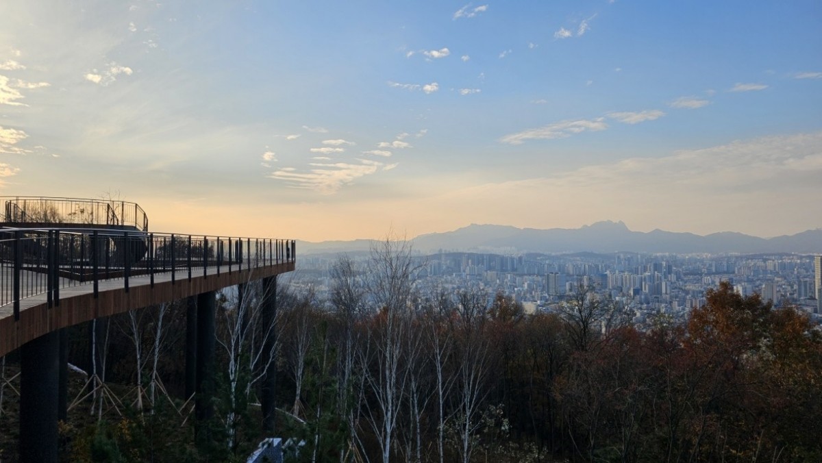 새롭게 조성된 용마산 스카이워크 전망대. / 서울시 제공-연합뉴스