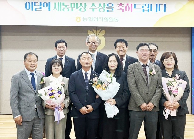 아래줄 왼쪽부터 염남호·최경심 부부, 신승호·김은영 부부,            김천구·고윤경 부부.