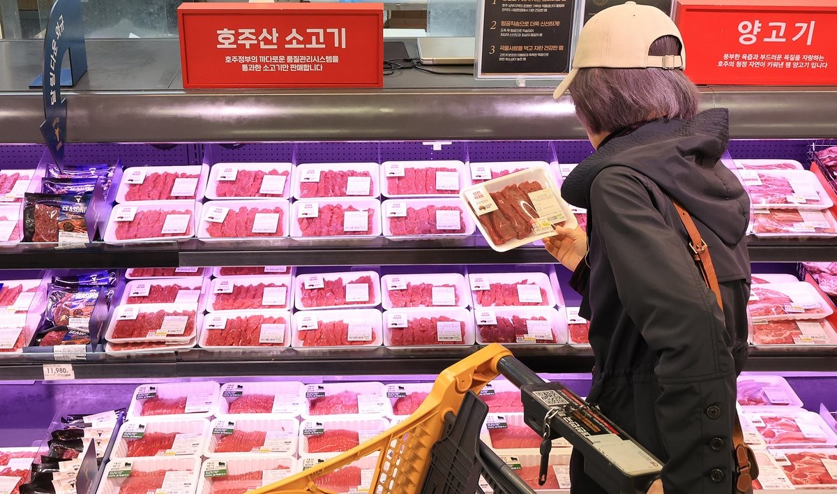 호주산 소고기를 살펴보고 있는 시민 / 뉴스1