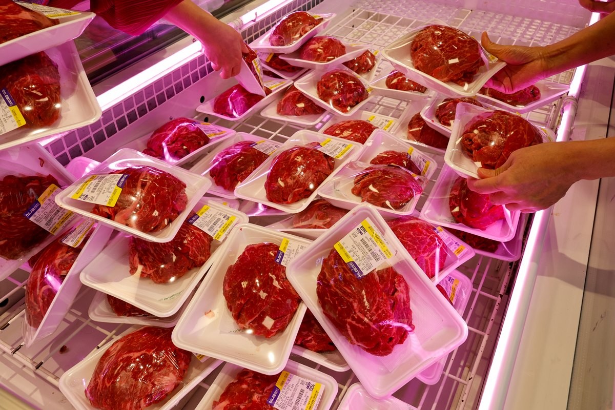 대형마트 한우 세일 행사에 몰린 인파 / 뉴스1