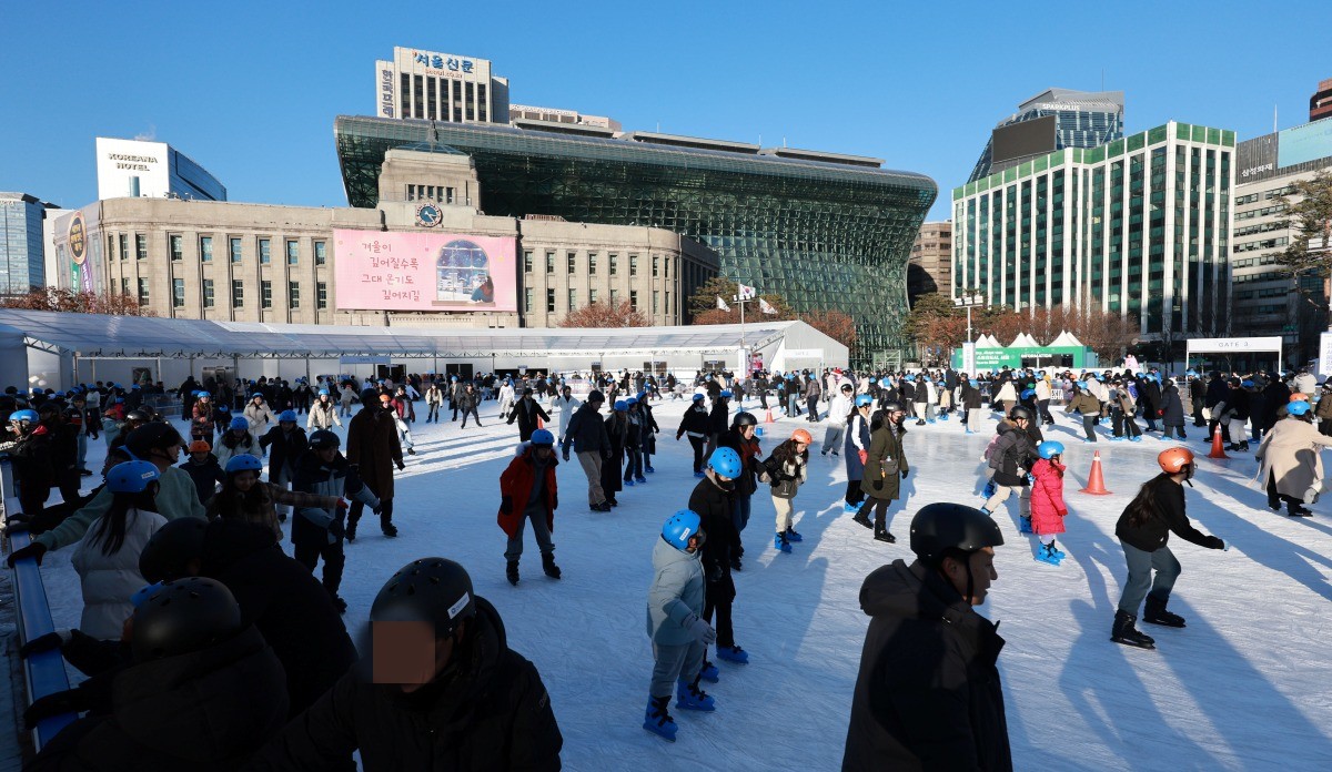 지난해 12월 서울 중구 서울시청 광장에 마련된 스케이트장에서 시민들이 스케이트를 즐기고 있다. / 연합뉴스