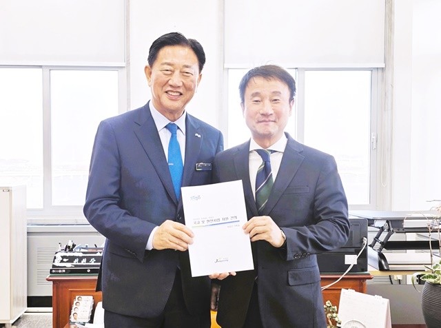 김한종 장성군수(좌측)가 12일 한병도 예산결산특별위원회 위원장을 만나 현안사업 추진을 위한 정부예산 반영을 건의했다. 장성군 제공