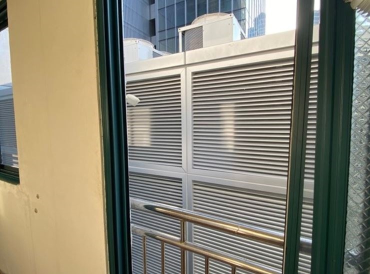 현대엔지니어링(이하 현대ENG)이 시공한 부산 해운대구 우동 소재 ‘힐스테이트 해운대센트럴’ 생활형 숙박시설(이하 생숙) 준공 이후, 인근 원룸 건물에서 발생한 하자보수를 이행하지 않아 주민과 갈등이 발생하고 있다. / 사진제공=이하 독자