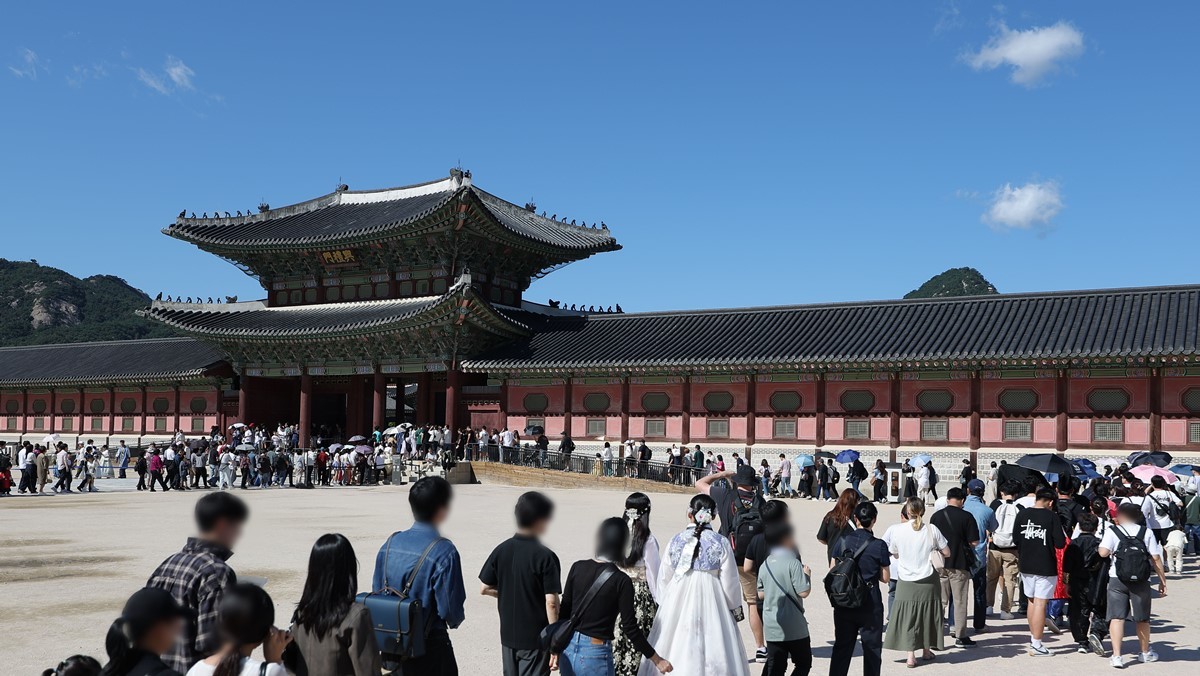 한국인뿐만 아니라 외국인 관광객도 많이 방문하는 서울 경복궁 모습. 기사 이해를 돕기 위한 자료 사진입니다. / 연합뉴스