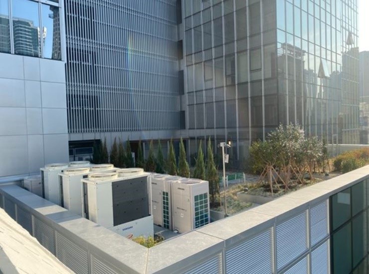 힐스테이트해운대센트럴 상가 옥상에 설치된 대형 에어컨 실외기들.세이죤빌과 손이 닿일 정도의 거리에 위치해 있다. / 사진제공=독자