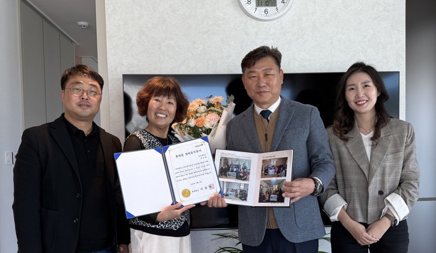 포항시 흥해읍이 흥해(곡강)최씨 후손에게 명예읍민증과 기념앨범을 전달 후 기념 촬영을 하고 있다. (왼쪽부터 세번째 이문형 읍장) / 포항시 북구청 제공