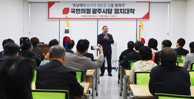 이정현 학장이 강연을 하고 있다.