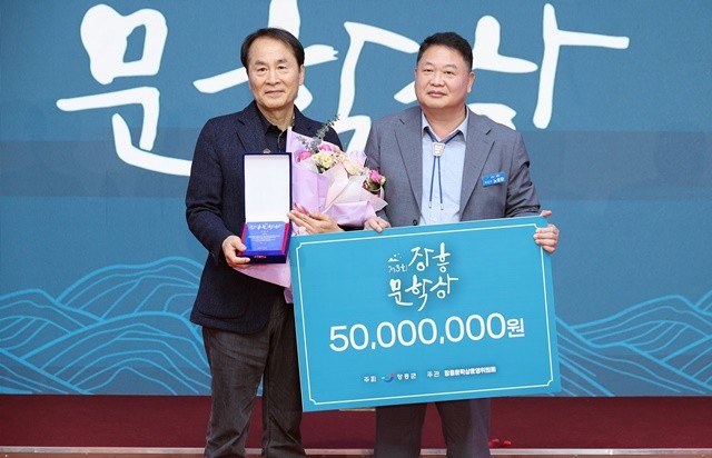 이승우 작가(왼쪽)와 노영환 장흥부군수가 기념촬영을 하고 있다.