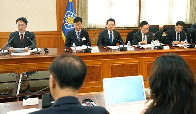 김영록 전라남도지사가 12일 오후 정부서울청사에서 김민석 국무총리(위원장)를 비롯한 관계 장관, 광주광역시장, 유가족 대표 등이 참석한 가운데 열린 ‘12·29여객기참사 피해자 지원·추모위원회 제1차 회의’에서 모두발언을 경청하고 있다.