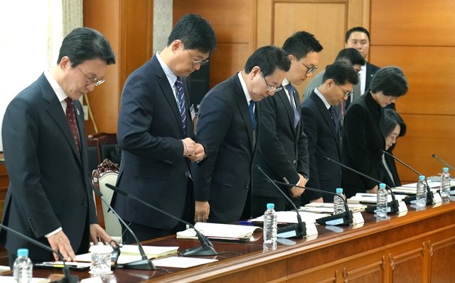 김영록 전라남도지사가 12일 오후 정부서울청사에서 열린 ‘12·29여객기참사 피해자 지원·추모위원회 제1차 회의’에서 피해자들에 대한 묵념을 하고 있다.