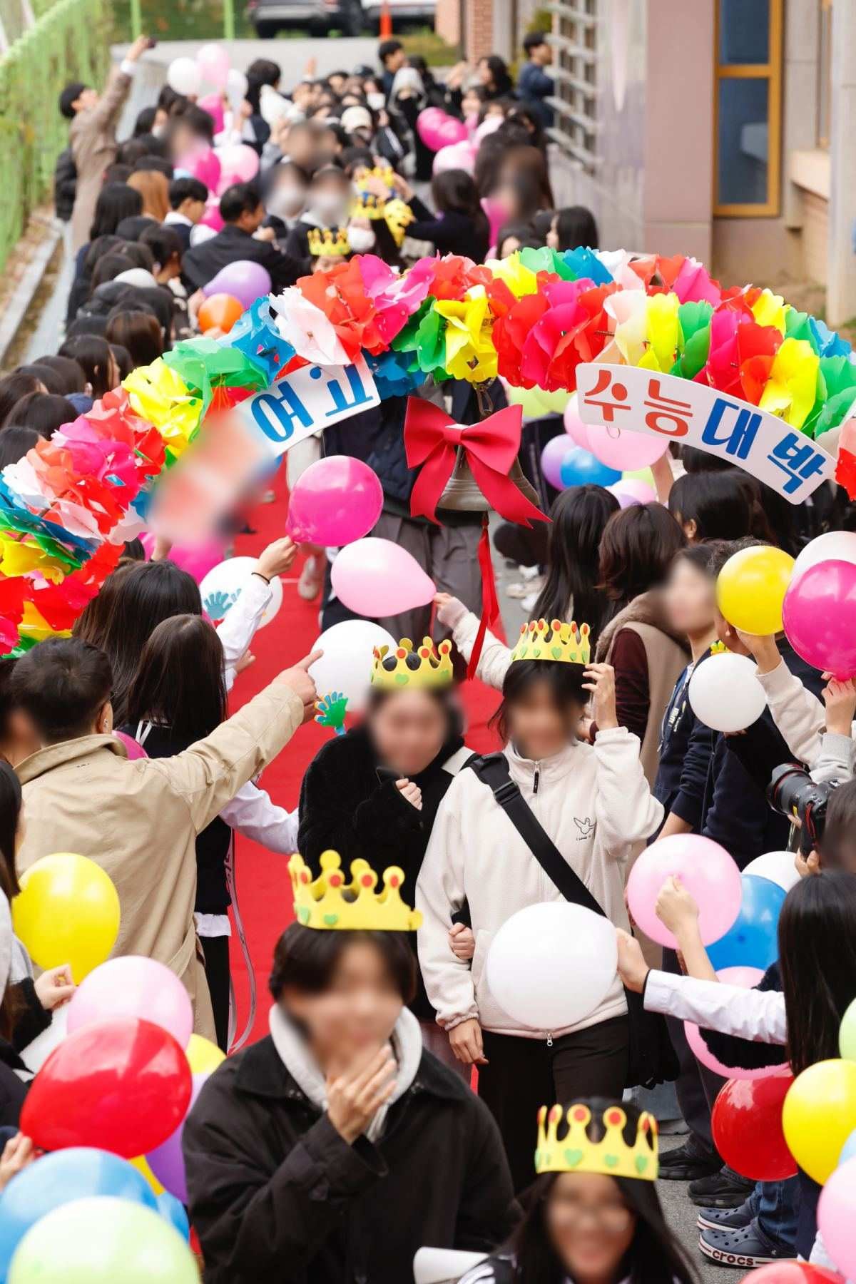 2026학년도 대학수학능력시험을 하루 앞둔 12일 광주 남구의 한 여고에서 3학년 수험생들이 후배들과 선생님의 응원을 받으며 교정을 나서고 있다.  / 뉴스1