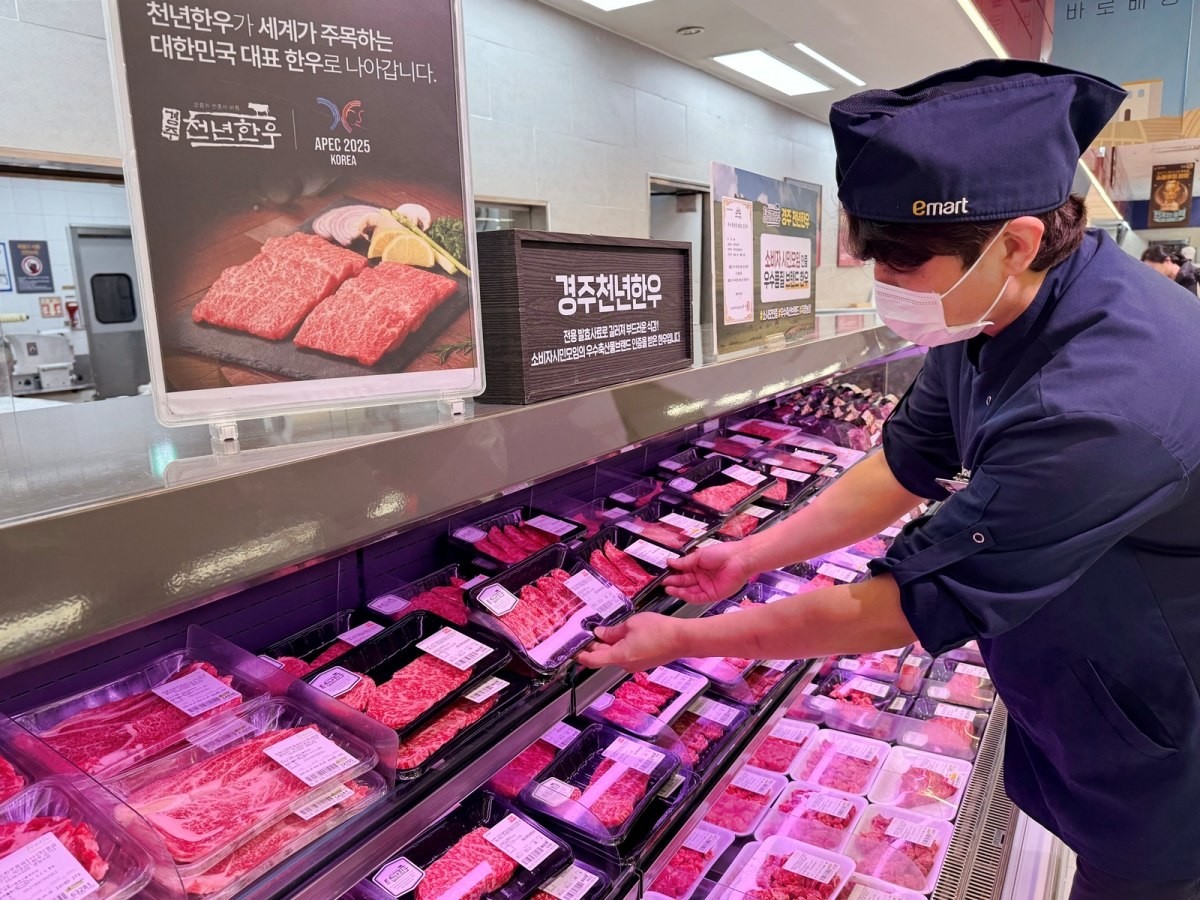 이마트가 경주 천년한우부터 생삼치, 방어무침회 등 전국 각지의 신선한 제철 먹거리를 최대 50% 할인 판매한다 / 이마트 제공