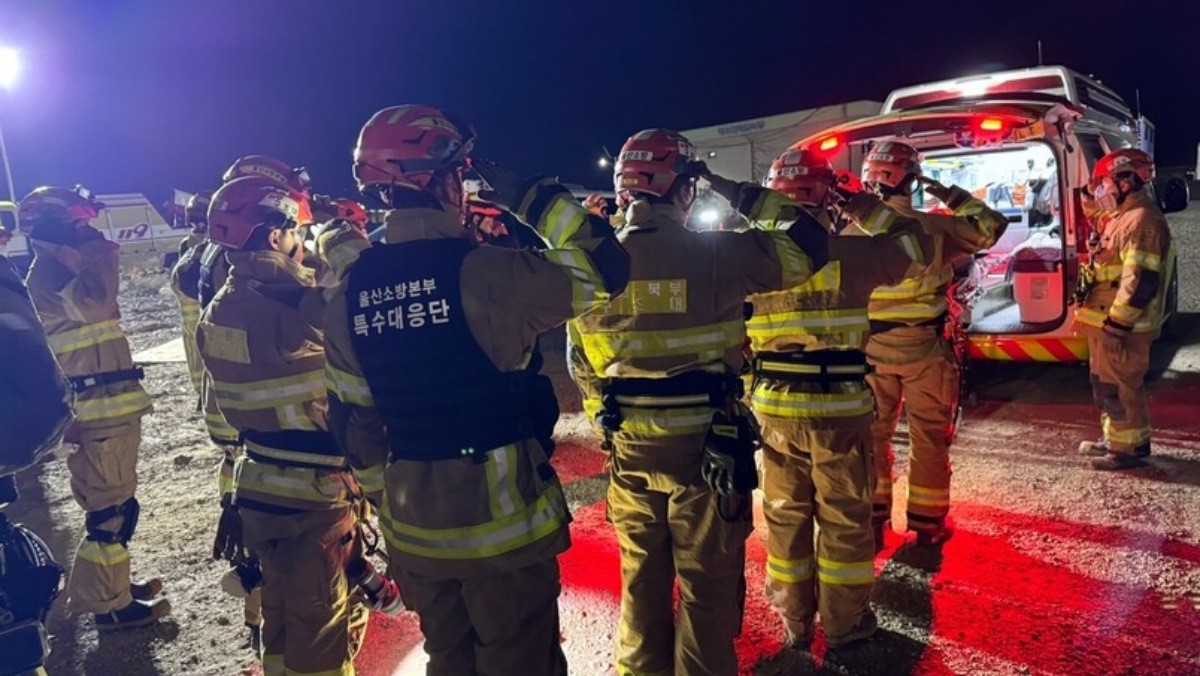 13일 새벽 30대 매몰자 1명의 시신을 수습한 소방 구조대원들이 거수경례를 하고 있다. / 울산소방본부 제공